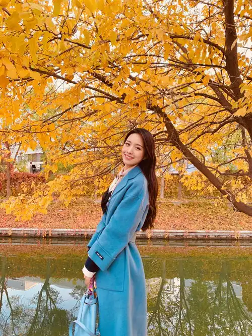 秋天女生拍照,10个拍照姿势可以试着拍,一个比一个美