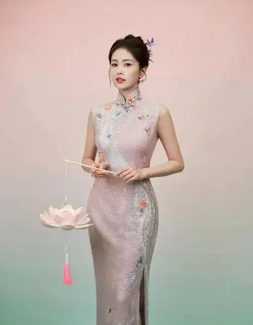 古装美人白鹿,身着旗袍展现妖娆身姿