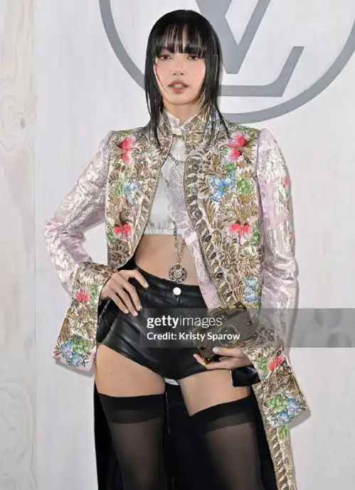 巴黎这一天,刘亦菲的膀大腰粗,是对内娱畸形审美的反击