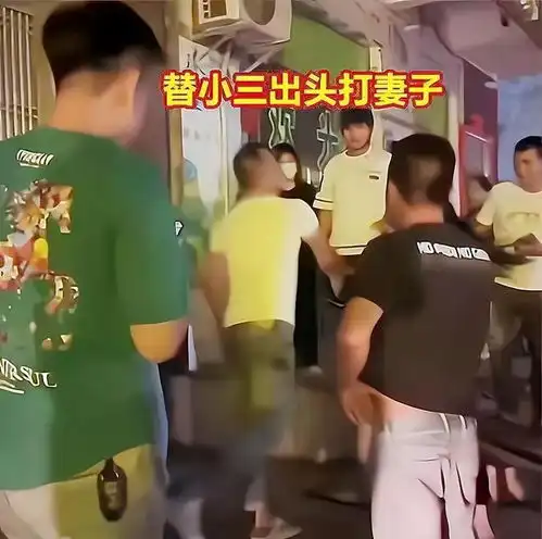 男子出轨被抓包,护在小三前面掌掴妻子,网友原配比小三漂亮
