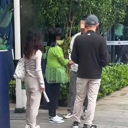 湖北男子和女闺蜜去玩,把2张门票都装口袋,回家被妻子发现吵架