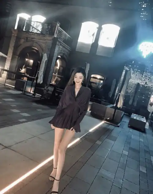 费费不愧王牌女郎,穿上裙装的她简直了,女团腿不出道太可惜