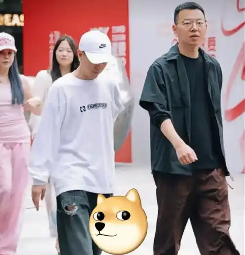 秦奋成都太古里被偶遇,真人很矮,打扮奇怪,疑回国看孩子阿娇韦雪豪车唱片成都市音乐专辑网易订阅