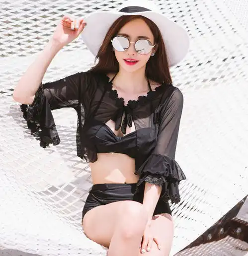 比基尼泳衣展现精致的美女身材,衬托出女人迷人的风情魅力
