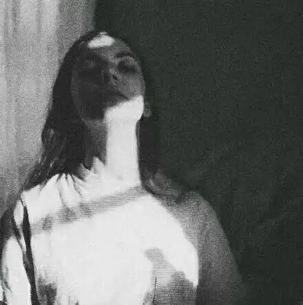 求黑白女生头像