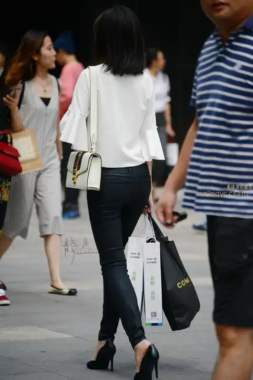 街拍裤子曲线完美的短发美女,侧脸有点像赵薇