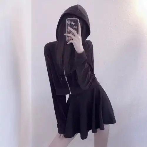 拿手机女头,自拍挡脸与人间寥寥月色,长眠一场