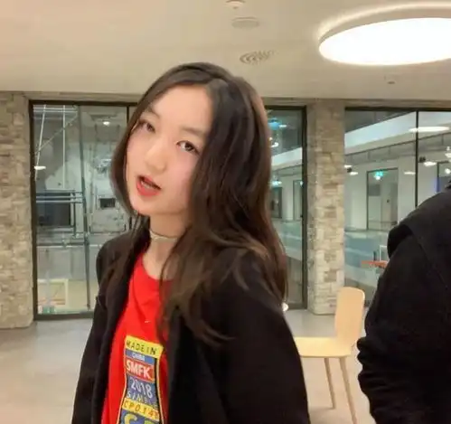 王菲女儿窦靖童近照曝光新发型剃光鬓角太时髦,被吐槽不男不女