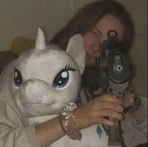 挡脸的女生头像