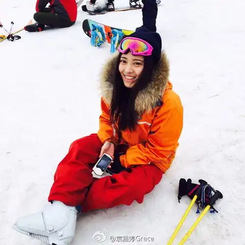 张稀哲模特女友性感照秀美胸