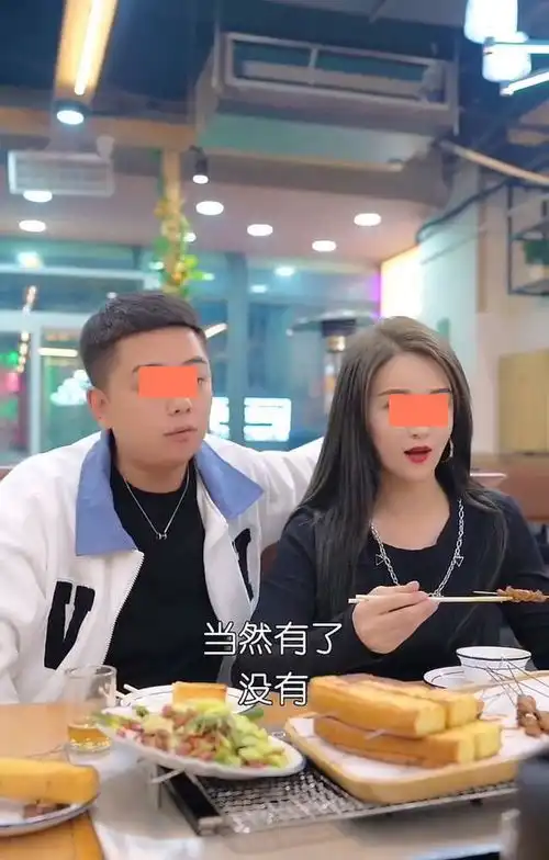 女子称男女之间有纯友谊,男友脸色难看,冲她闺蜜说我们约会吧