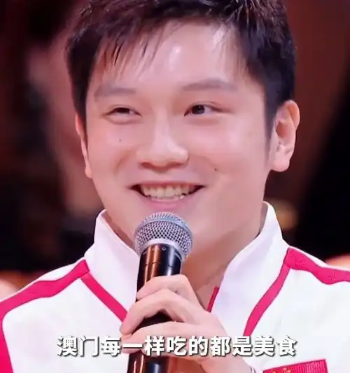 樊振东回答问题不看提词器美女主持人反应机敏秒接梗真不愧是董卿接班人