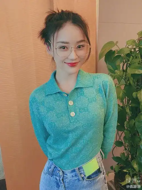 袁姗姗复古绿上衣出镜,变身休闲港风女神,戴金丝框眼镜更显气质