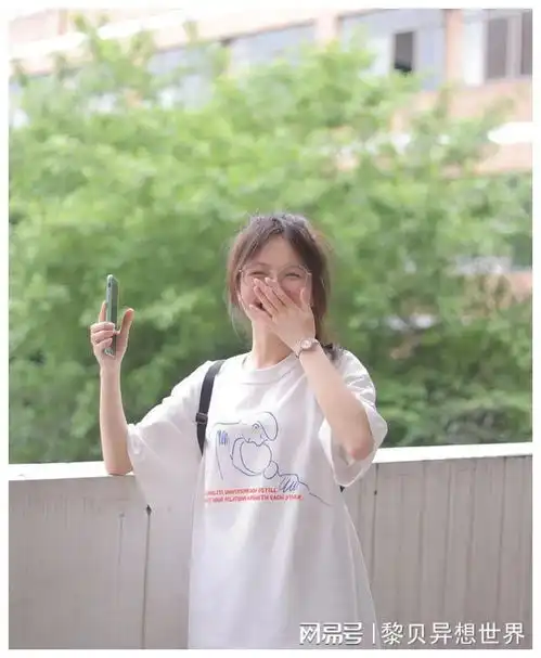绝了浙理工最美眼镜校花走红,网友原来带眼镜女孩也能这么美
