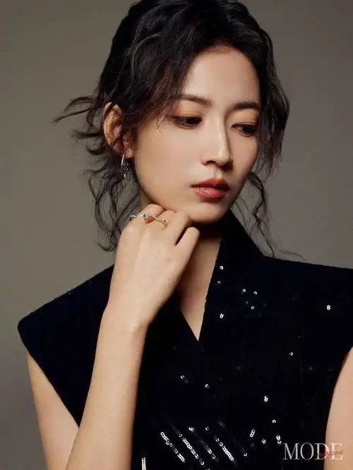 陈钰琪再登杂志封面,性感迷人甜如少女,成熟稳重有魅力