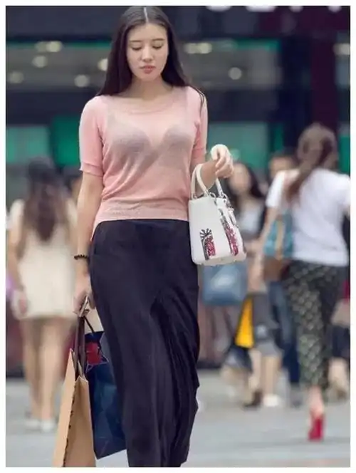 街拍粉色半透明上衣搭配和黑色裙子,成熟女人的魅力
