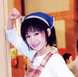为爱自杀,无家无子,如今71岁的她仍皮肤水嫩,穿蕾丝低胸,跳热舞,硬是活成18岁少女