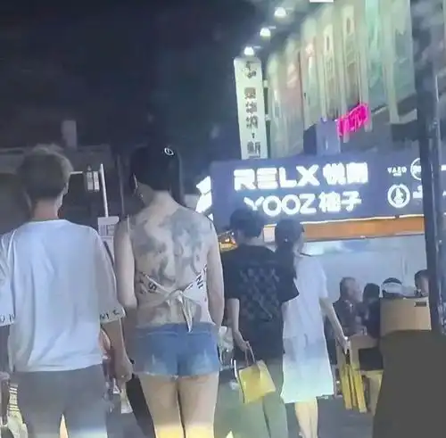 女子上身清凉,只穿一小短裤逛夜市,网友直呼我都不好意思近看