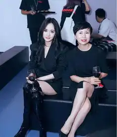 离婚后的杨幂大秀制服美,仅穿西服上衣现身惹争议,网友真靓