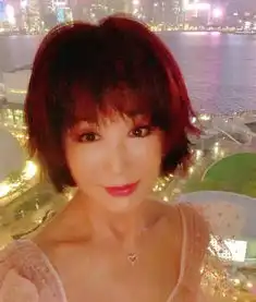 74岁潘迎紫晒自拍美照,身材颜值如18岁少女,网友滤镜的功劳