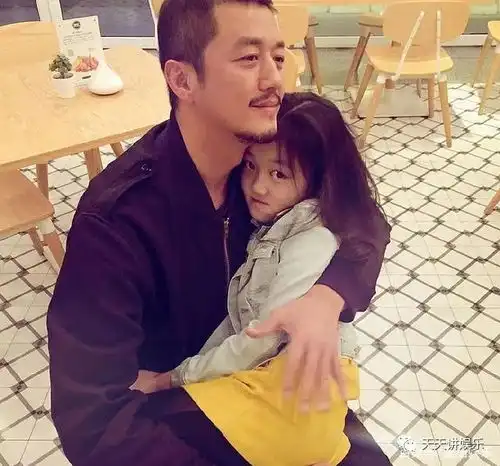 王菲全家聚会曝光,李嫣不再刻意遮挡嘴巴,窦靖童变时尚怪咖