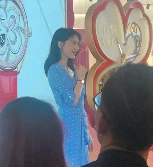 41岁高圆圆产后参加活动,路人镜头下似18岁少女,网友越生越瘦