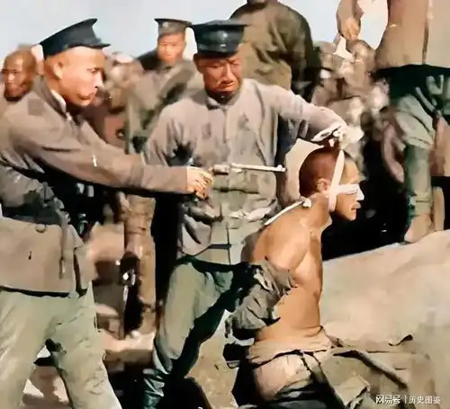 民国时期,两个警察抓着犯人,准备一枪将他击毙