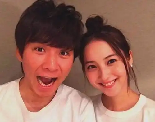 渡部建出轨对象还有男性,直言和老婆关系很好,佐佐木希不愿离婚