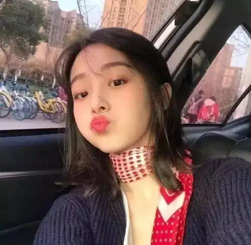 女生个性头像待你婚纱落地,我必短裙相配