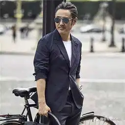 被61岁的陈道明帅到了这才叫大叔,有啤酒的那叫大爷