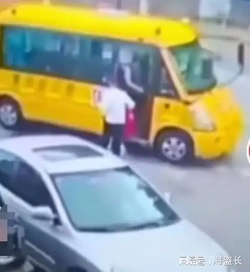 女童下校车被卷入车底生命垂危,肇事司机大放厥词,称有保险不怕