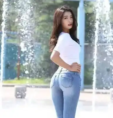 紧致修身的牛仔裤,尽显洒脱美女的优雅身段,彰显独特魅力