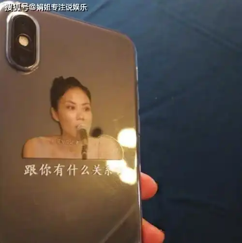 王菲为女儿李嫣庆14岁生日,李嫣星范十足手机壳成亮点
