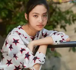 小s大鼻孔女儿长成大美女首登杂志,却被中了基因彩票的星二代们秒杀了