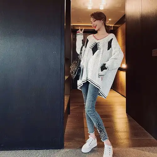 美女穿毛衣配牛仔裤,优雅迷人,动人心弦