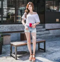 街拍亭亭玉立的牛仔裤美女,身材曼妙有致