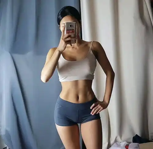 她身材练得超级棒,力量训练毫不含糊,是一名背影女神