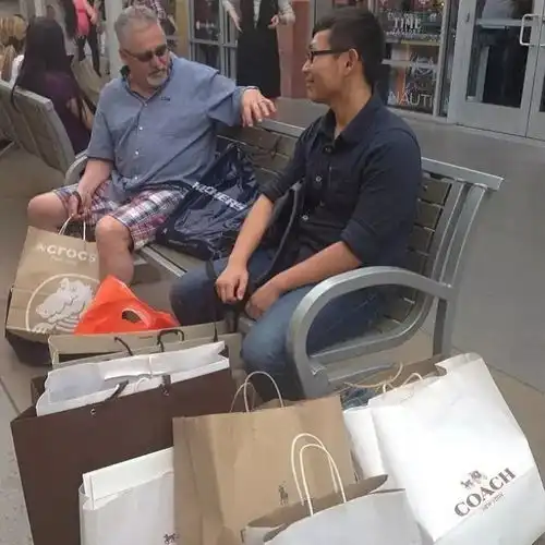 都说他们是世界上最可怜的男人,逛个街而已,不用那么夸张吧