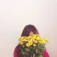 手拿鲜花的漂亮女孩意境唯美头像
