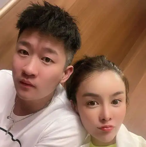 曹云金强拽女生上车,却意外曝光恋情女友身材养眼整容痕迹严重