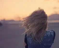 帮忙给我些拿着向日葵的女生图片例如这样的最好带点伤感的
