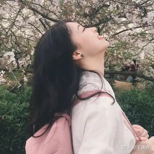 有没有特别可爱的女生头像,比较活泼的,不是小孩纸的,真人的,不露脸的,只露侧脸或者背影的女生头像