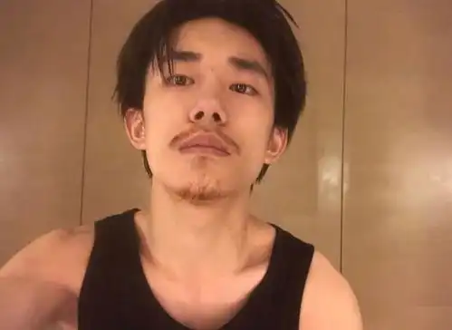 易烊千玺曝光蓄须照成熟了许多网友充满了男人味