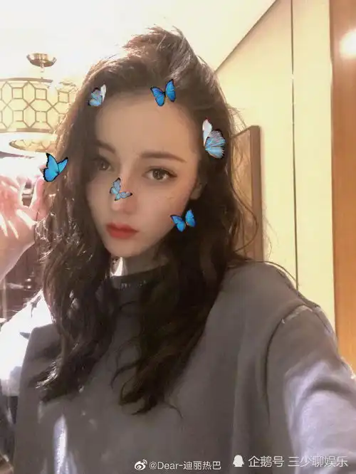 为破迪丽热巴解约传闻,热播杨幂亲密互晒照,热巴自称是杨幂小号