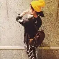 女生头像戴帽子带字背影