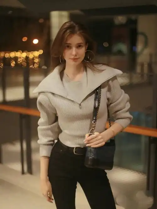 又被俄罗斯美女惊艳到,她的大衣搭配时髦高级,女人就该这么优雅