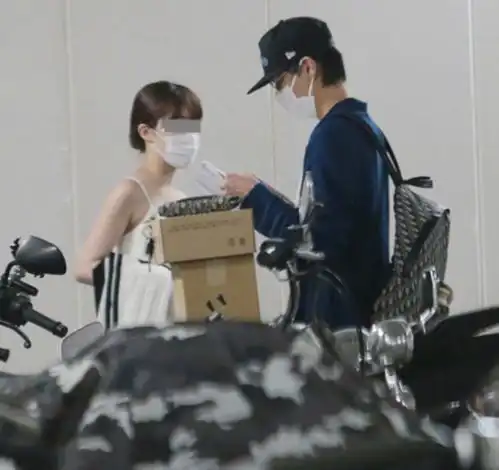 日本男星横尾渉与美女一同出入公寓被拍记者询问他大方认爱