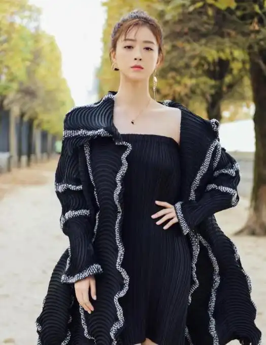 蒋欣瘦下来好美,身穿黑色针织衫高调秀身材,小鸟腿好抢眼