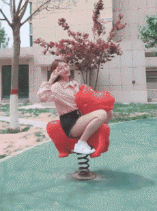 搞笑gif美女你都多大了,还玩这种小孩子的游戏