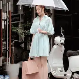 街拍兰质蕙心的美女,一件黑色上衣配打底裤,穿出时尚的魅力